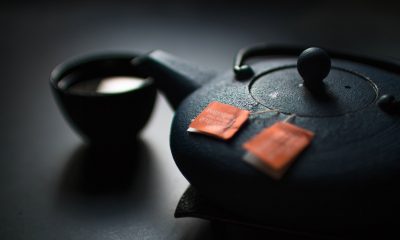 czajnik z zielonÄ… herbatÄ…